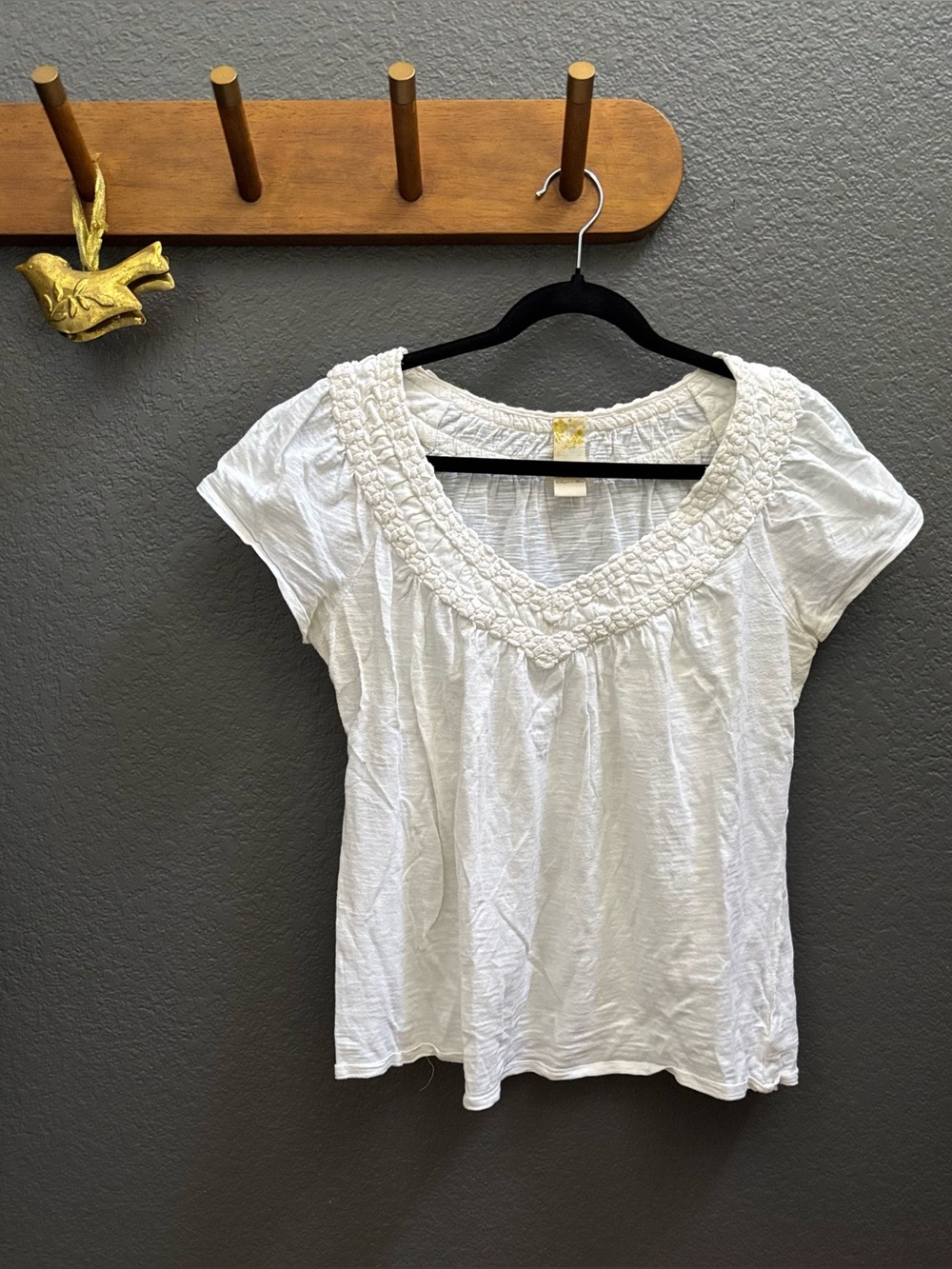 🦚2/$70🦚 Anthropologie Short Sleeve V-Neck Top, rusched embellished, unique